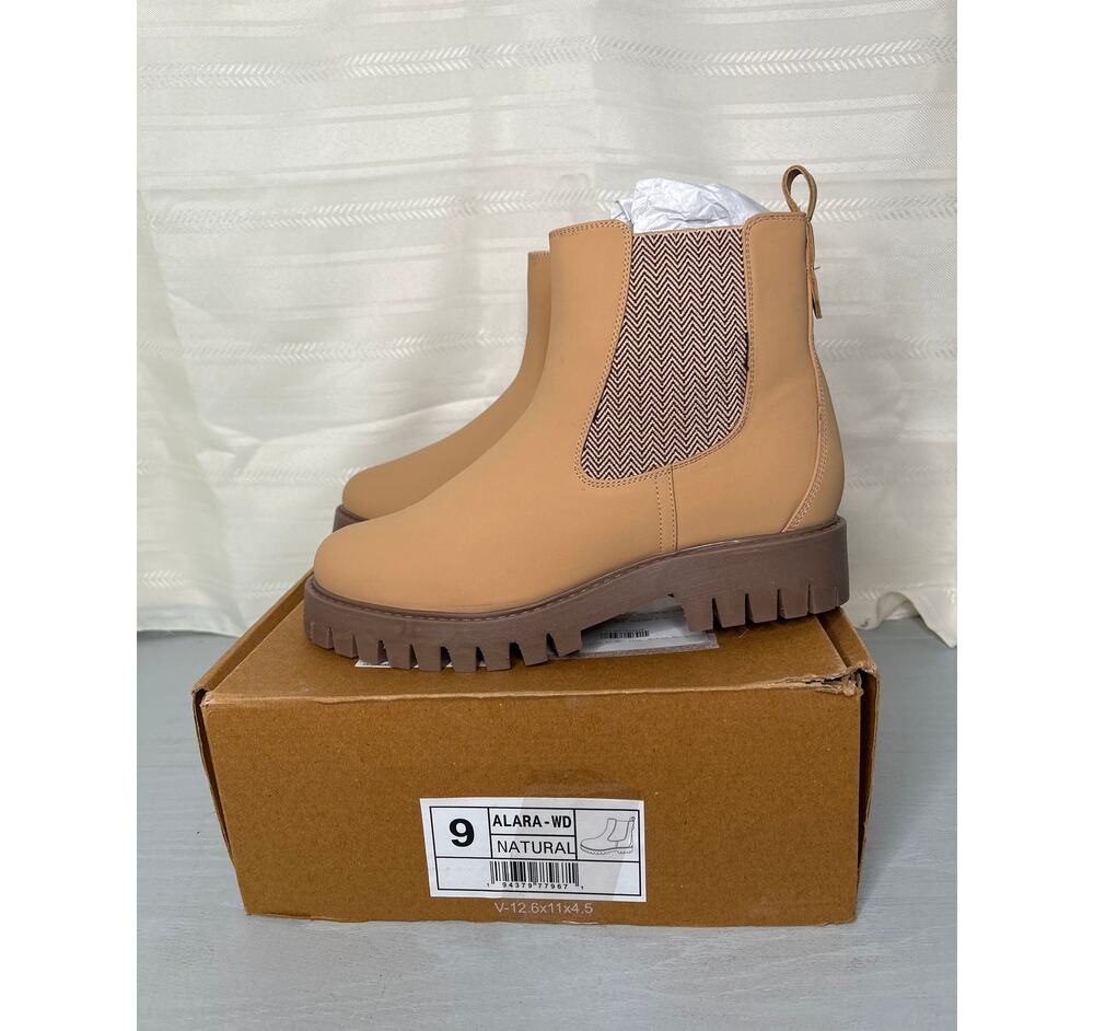 Journee Collection Alara Chelsea Lug Sole Bootie Natural Wide Womens Sz 9WD